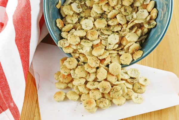 garlic-oyster-crackers-4 Garlic Dill Oyster Crackers are the perfect snack, soup topper or salad crouton. They add an extra touch to any dish!