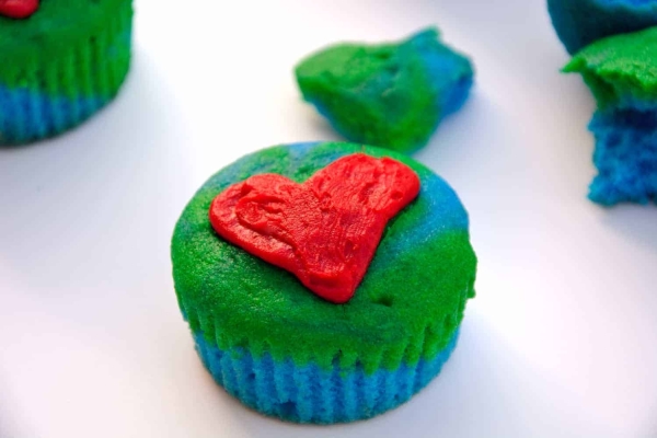 Earth Day Cupcakes Baking cupcakes isn't going to save the world, but Earth Day Cupcakes are a festive way to thank someone who has worked hard to make positive changes. | #earthday | www.savoryexperiments.com