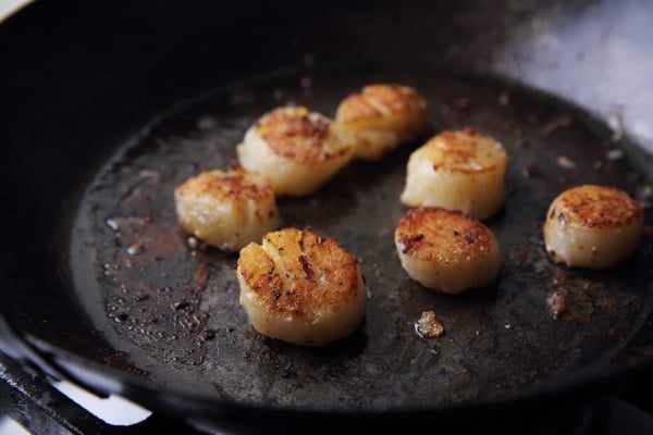 seared scallops in a pan