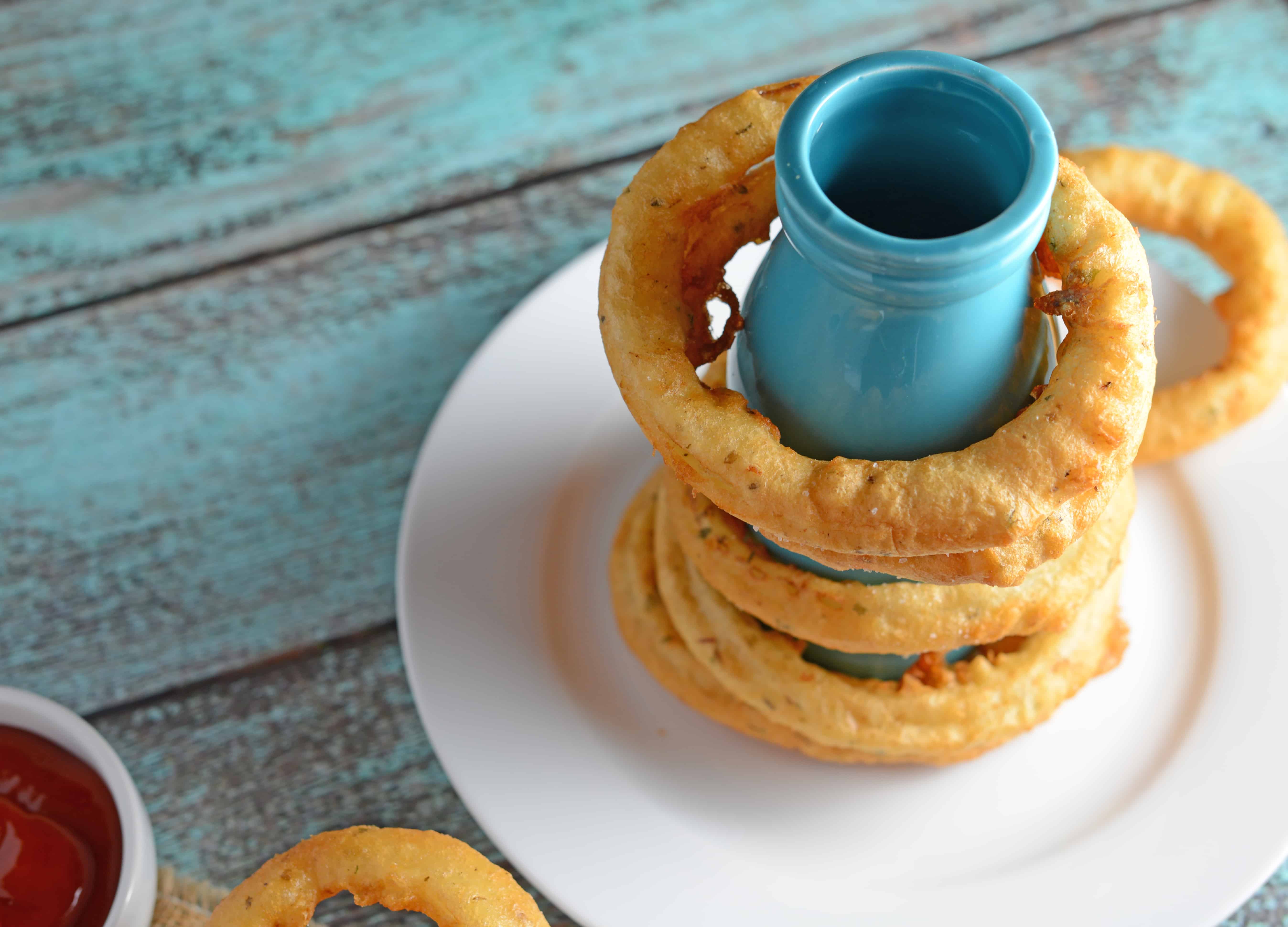 Beer Battered Onion Rings Recipe - Crunchy and crispy homemade beer battered onion rings. Dip in a spicy chipotle remoulade or eat alone. www.savoryexperiments.com