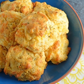 These copycat Red Lobster Cheddar Bay Biscuits are so easy to make you will make them for dinner every night! And they only take 20 minutes! #redlobsterbiscuits #cheddarbay #garliccheddarbiscuits www.savoryexperiments.com