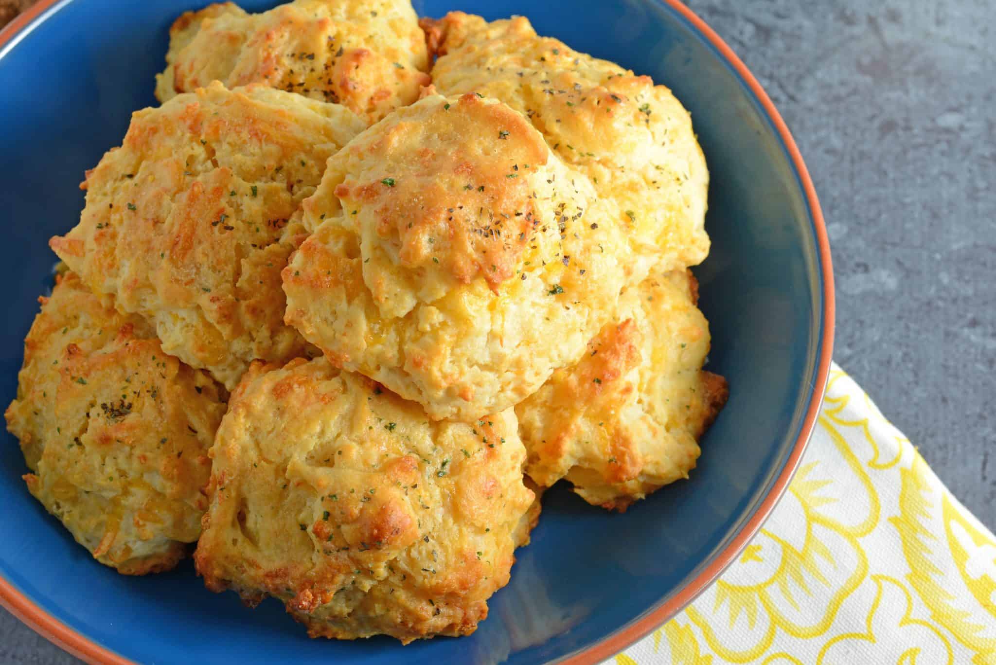 These copycat Red Lobster Cheddar Bay Biscuits are so easy to make you will make them for dinner every night! And they only take 20 minutes! #redlobsterbiscuits #cheddarbay #garliccheddarbiscuits www.savoryexperiments.com