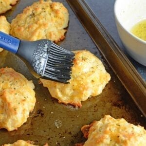 These copycat Red Lobster Cheddar Bay Biscuits are so easy to make you will make them for dinner every night! And they only take 20 minutes! #redlobsterbiscuits #cheddarbay #garliccheddarbiscuits www.savoryexperiments.com