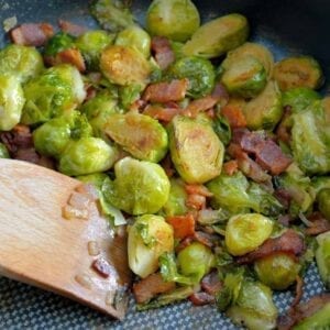 Brussels Sprouts with Bacon Recipe - Think you don't like brussels sprouts? This Brussel sprouts recipe will change your mind!! BEST brussels sprouts ever! Great dinner side dish! www.savoryexperiments.com