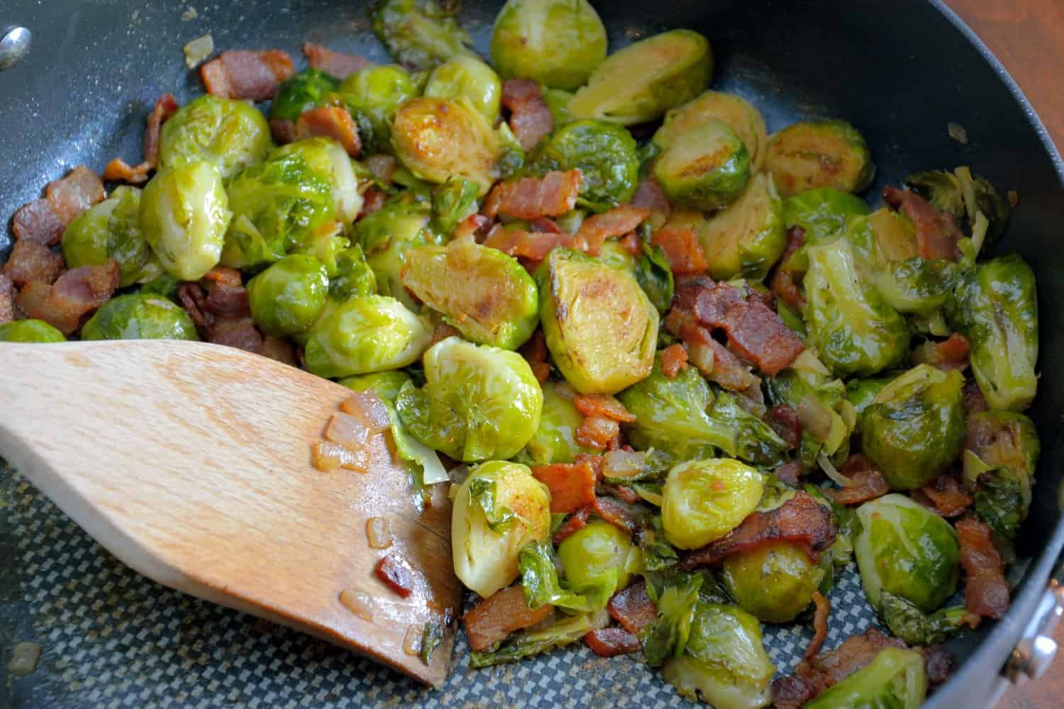 Brussels Sprouts with Bacon Recipe - Think you don't like brussels sprouts? This Brussel sprouts recipe will change your mind!! BEST brussels sprouts ever! Great dinner side dish! www.savoryexperiments.com