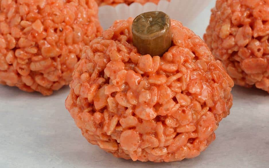 Peanut Butter Rice Krispie Treat Pumpkins are perfect for any fall gathering or cute Halloween treat. Ready in only 20 minutes, everyone will love them! #halloweendesserts #peanutbutterricekrispietreats www.savoryexperiments.com