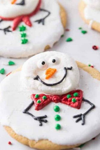 Super easy and fun to decorate, Melted Snowman Cookies are great for a children's project on a cold winter day. The cutest Christmas cookies ever! #meltedsnowmancookies #meltingsnowmen #easychristmascookies www.savoryexperiments.com