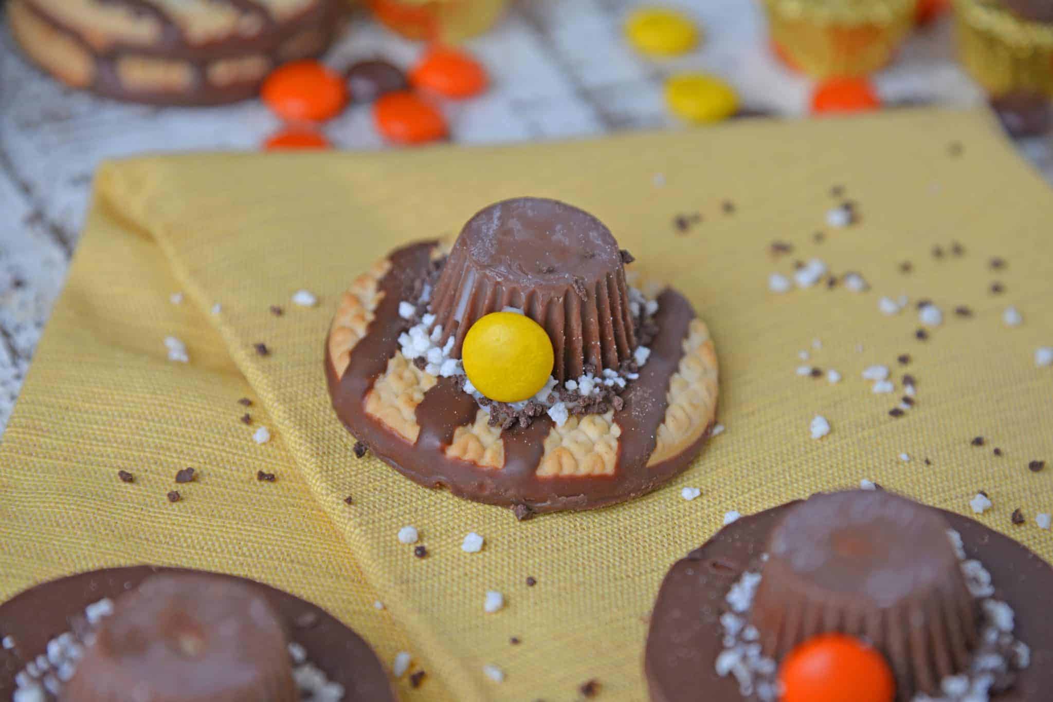 No-bake Pilgrim Hat Cookies are a cute activity for kids and the perfect Thanksgiving dessert. They require no baking and only 4 ingredients! #thanksgivingcookies #pilgrimhats www.savoryexperiments.com