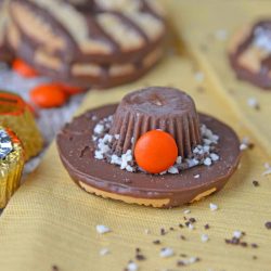 No-bake Pilgrim Hat Cookies are a cute activity for kids and the perfect Thanksgiving dessert. They require no baking and only 4 ingredients! #thanksgivingcookies #pilgrimhats www.savoryexperiments.com