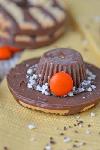 No-bake Pilgrim Hat Cookies are a cute activity for kids and the perfect Thanksgiving dessert. They require no baking and only 4 ingredients! #thanksgivingcookies #pilgrimhats www.savoryexperiments.com