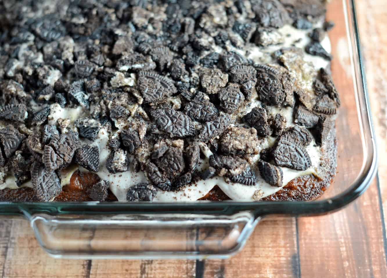 Oreo Pudding Cake is a poke recipe perfect for an easy party dessert. If you like Oreo balls, you'll love this easy cake recipe! #oreocookierecipes #oreopuddingcake #pokecakerecipes www.savoryexperiments.com 