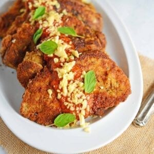 This is the best parmesan Chicken recipe that you will come across! The best part is, it only takes 30 minutes to get it from the oven to your table! #parmesanchicken #chickenparmesanrecipe #parmesancrustedchicken www.savoryexperiments.com
