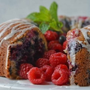 Du kommer att göra denna Berry Buttermilk Pound Cake året runt!  Färska eller frysta bär, denna kärnmjölkskaka är läcker och perfekt för efterrätt eller brunch.  #buttermilkcake #buttermilkpoundcake www.savoryexperiments.com