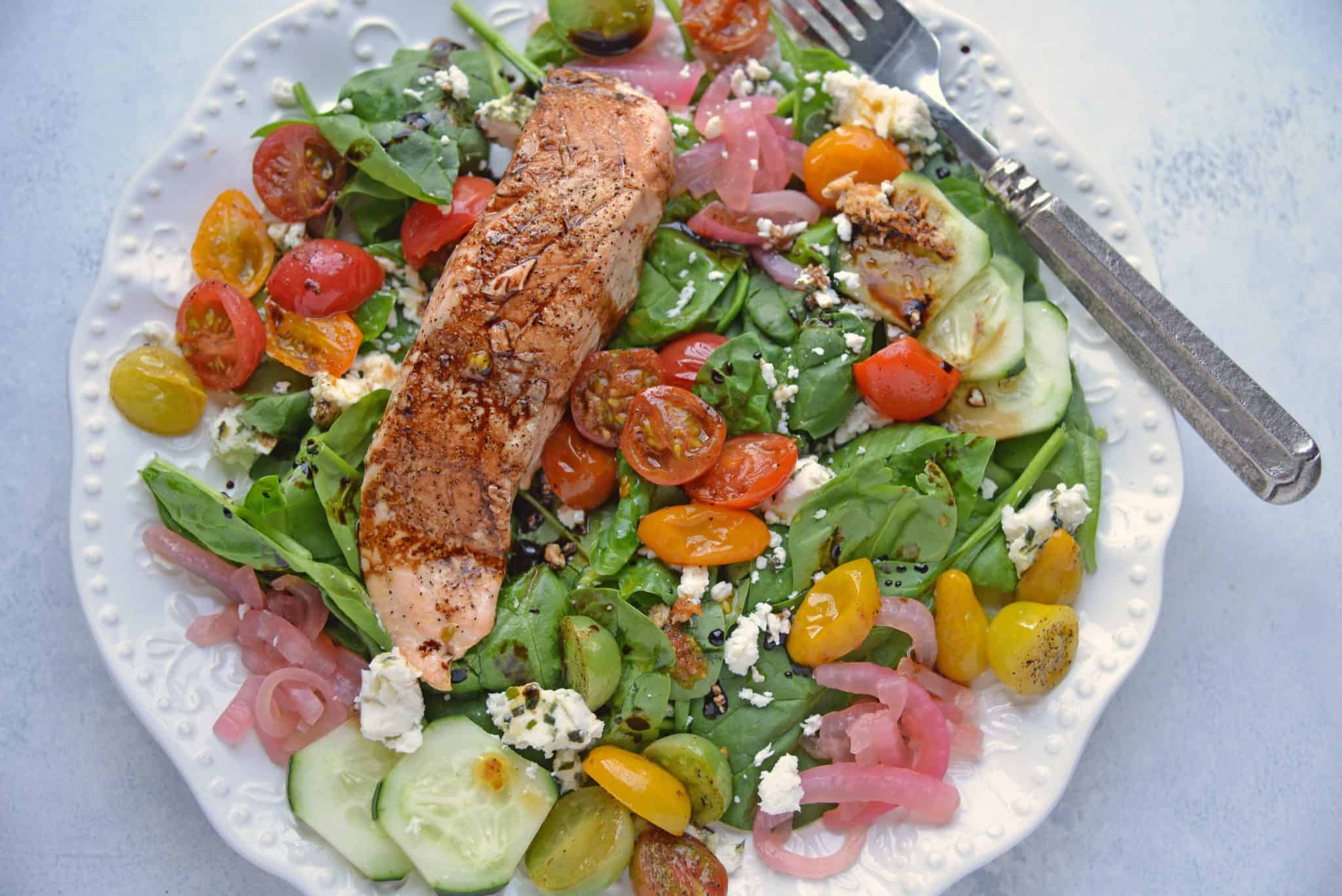 Balsamic Salmon Salad is an easy salad recipe that can be made for dinner, or even an on the go lunch! Serve with chèvre bread for a delicious combination! #salmonsaladrecipe #salmonrecipes www.savoryexperiments.com