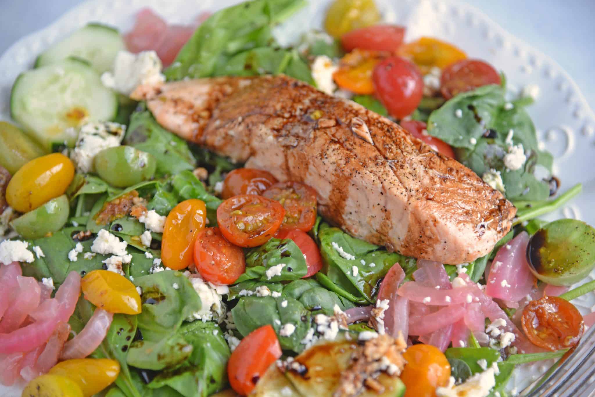 Balsamic Salmon Salad is an easy salad recipe that can be made for dinner, or even an on the go lunch! Serve with chèvre bread for a delicious combination! #salmonsaladrecipe #salmonrecipes www.savoryexperiments.com