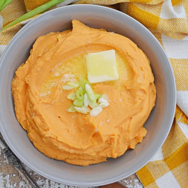 BEST Mashed Sweet Potatoes Recipe (EASY 6 Ingredient Recipe!)