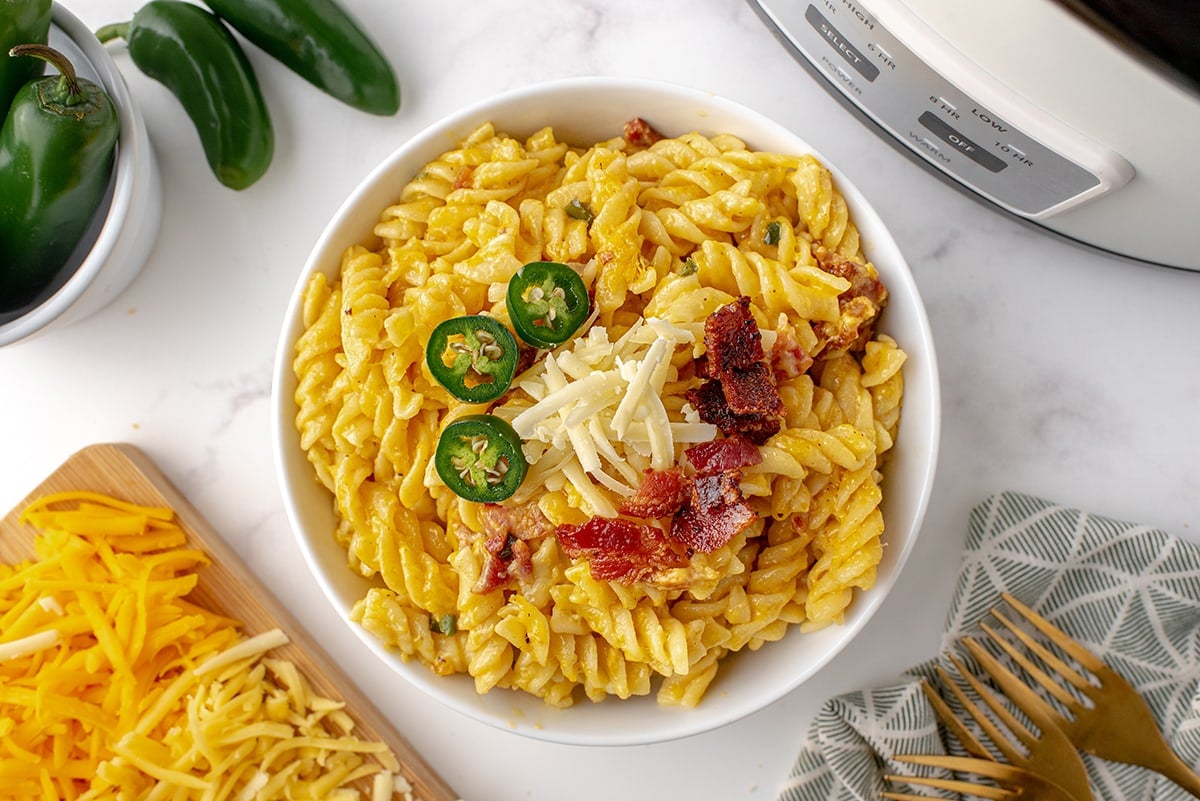 overhead bowl of jalapeno mac and cheese