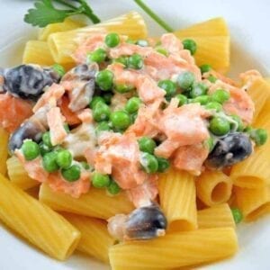 Smoked Salmon Rigatoni in Cream Sauce- Smoked salmon insn't just for bagels and crostinis any more, toss it in your salad! | #smokedsalmon | www.savoryexperiments.com