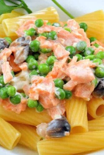 Smoked Salmon Rigatoni in Cream Sauce- Smoked salmon insn't just for bagels and crostinis any more, toss it in your salad! | #smokedsalmon | www.savoryexperiments.com