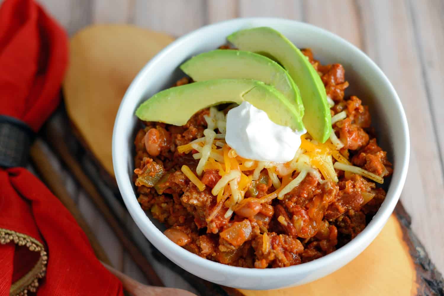 This Simple Chili only takes 30 minutes to throw together and will leave you wanting more. Lean beef, a blend of beans and spices, plus tomatoes and peppers make this packed with healthy ingredients. #simplechili #homemadechili #easychilirecipe www.savoryexperiments.com