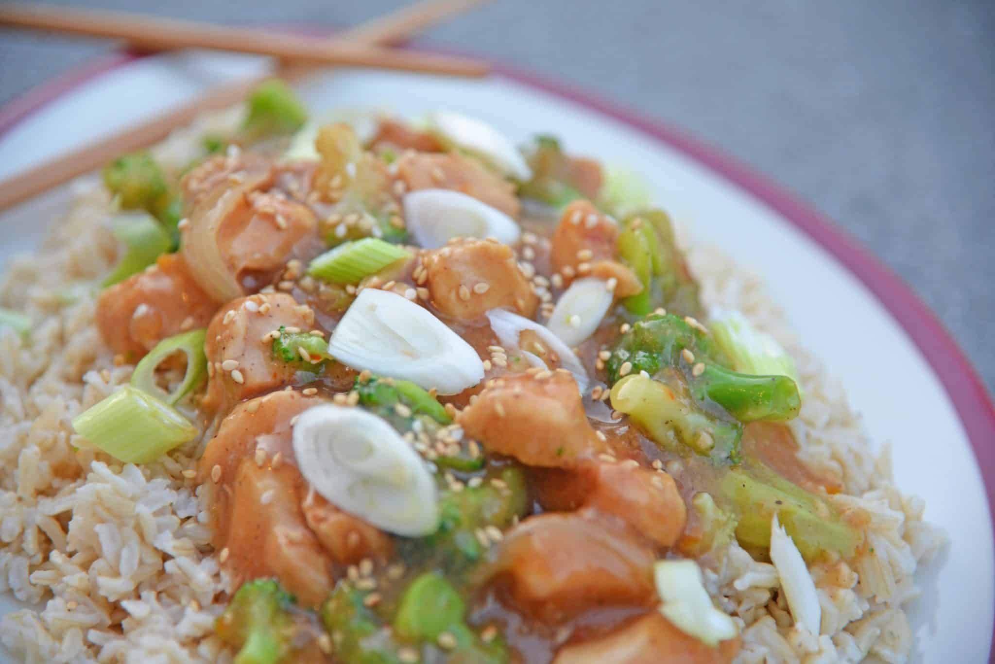 This Slow Cooker Orange Chicken Recipe creates a healthier version of the Chinese delivery dish right at home in your slow cooker! #orangechickenrecipe #crockpotorangechicken www.savoryexperiments.com