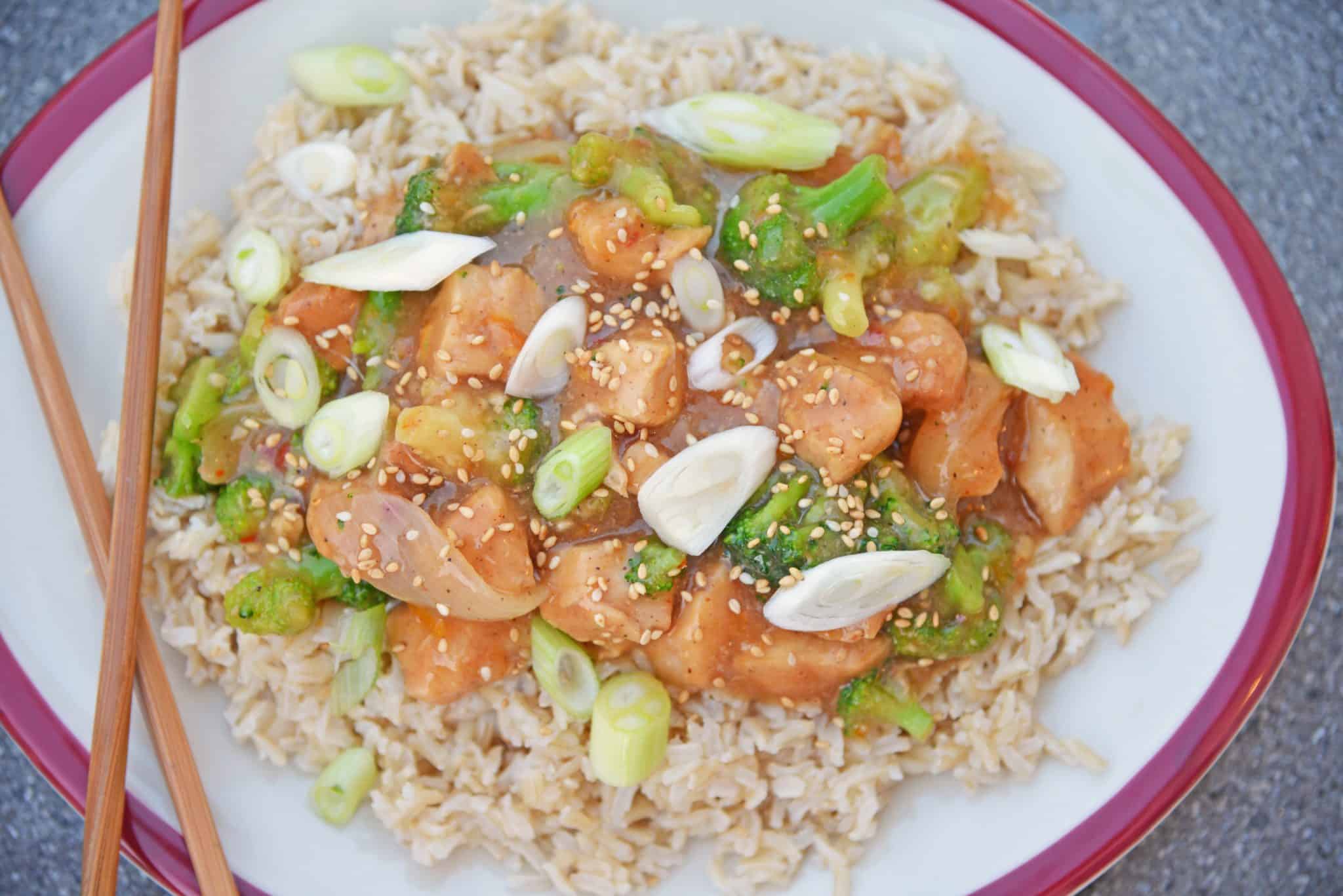 This Slow Cooker Orange Chicken Recipe creates a healthier version of the Chinese delivery dish right at home in your slow cooker! #orangechickenrecipe #crockpotorangechicken www.savoryexperiments.com