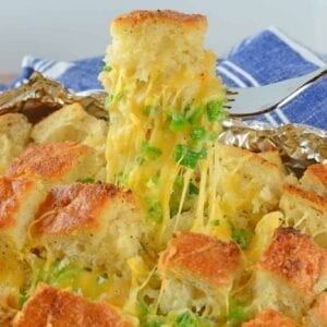 Jalapeno Popper Pull Apart Bread - one seriously addictive cheesy, gooey, spicy bread!