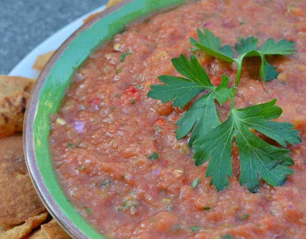 This easy Homemade Salsa recipe is ready in just 3 minutes using a blender. A blend of tomatoes, jalapenos, garlic, onion, cilantro and green chile. #homemadesalsarecipe #salsa www.savoryexperiments.com