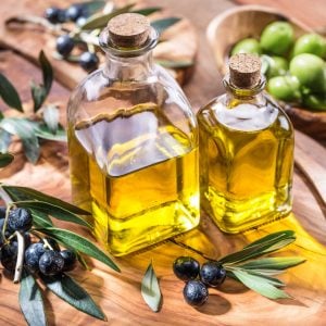 Wonder how to make infused olive oil? Here are easy steps for homemade infused olive oil! Perfect for dipping bread or giving as a homemade gift. #howtomakeinfusedoliveoil #infusedoliveoil www.savoryexperiments.com