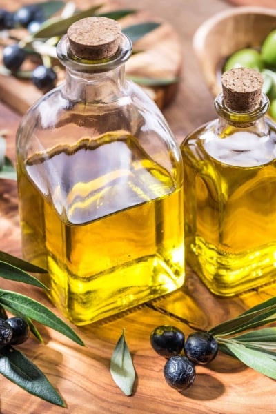 Wonder how to make infused olive oil? Here are easy steps for homemade infused olive oil! Perfect for dipping bread or giving as a homemade gift. #howtomakeinfusedoliveoil #infusedoliveoil www.savoryexperiments.com