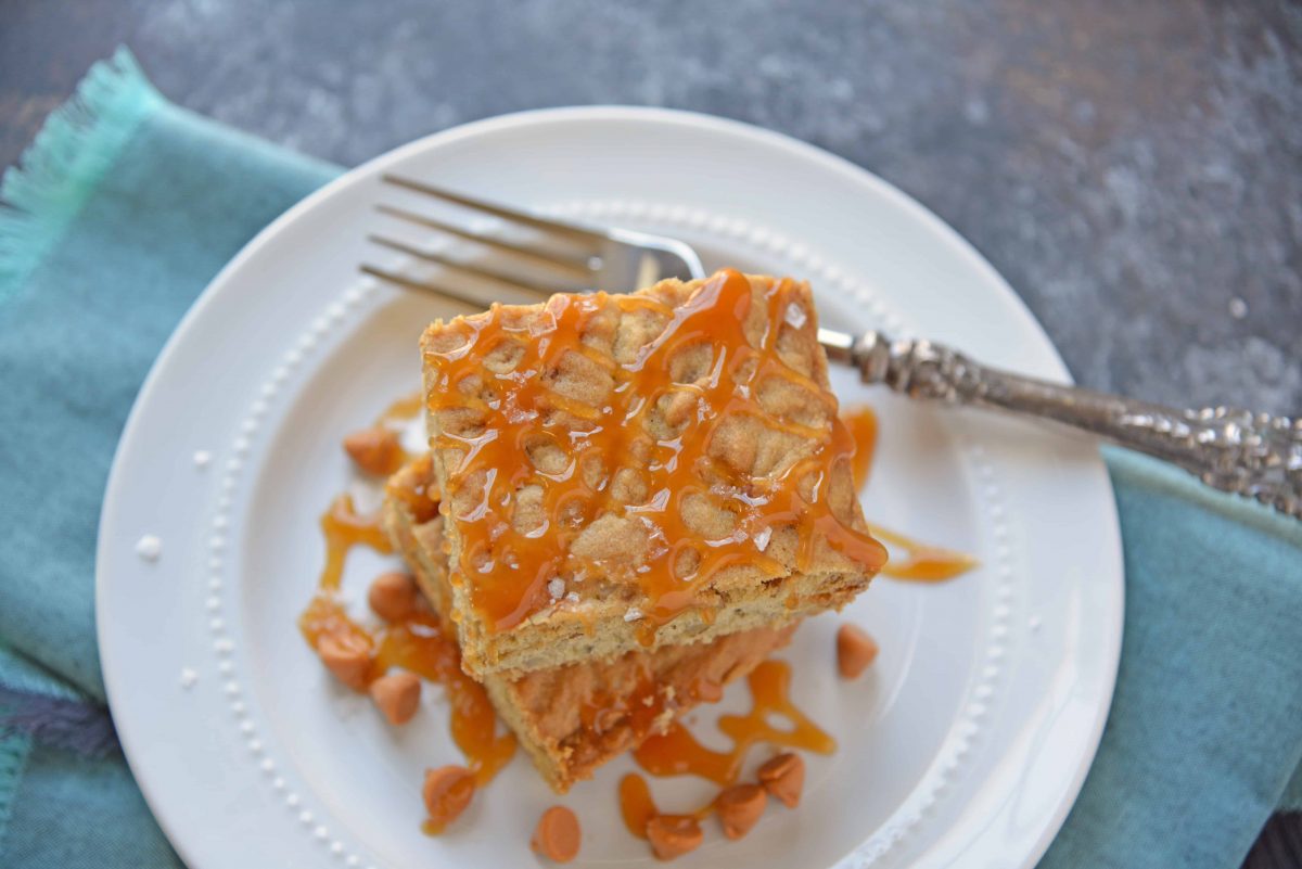 Soft Butterscotch Blondies are soft brown butter brownies loaded with butterscotch chips and drizzled with salted caramel sauce. #brownbutterbrownies #butterscotchbrownies www.savoryexperiments.com 