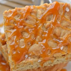 Soft Butterscotch Blondies are soft brown butter brownies loaded with butterscotch chips and drizzled with salted caramel sauce. #brownbutterbrownies #butterscotchbrownies www.savoryexperiments.com