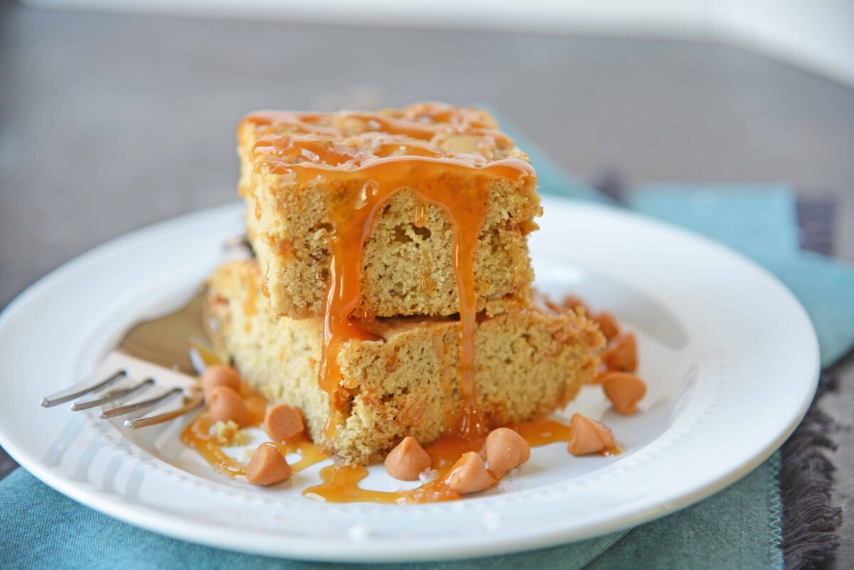 Soft Butterscotch Blondies are soft  butter brownies loaded with butterscotch chips and drizzled with salted caramel sauce. #brownbutterbrownies #butterscotchbrownies www.savoryexperiments.com