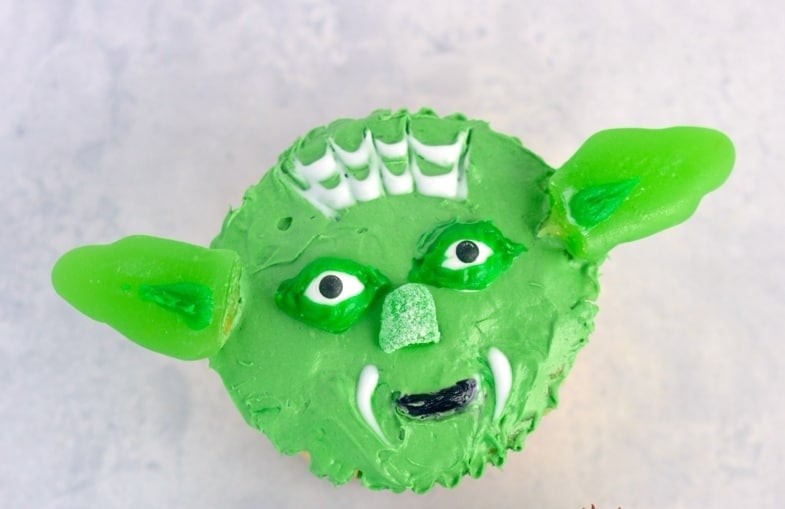 Yoda and Chewie Cupcake Tutorial- Super easy Star Wars Yoda and Chewie cupcakes. If I can make them, so can you! May the force be with you. 
