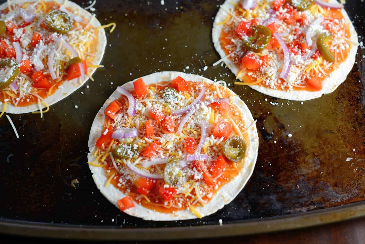 Mexican Pizza is the best meal and snack recipe ever! With just a small handful of ingredients, Mexican Pizza is a perfect party idea. #mexicanpizza #partyfood www.savoryexperiments.com