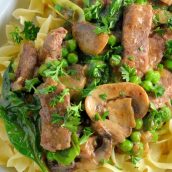 a sovány marhahús Stroganoff titkos összetevőt használ, hogy ezt alacsony kalóriatartalmú krémes ételré tegye. Adjunk hozzá borsót és spenótot extra zöldséghez! # beefstroganoff www.ízléses kísérletek.com