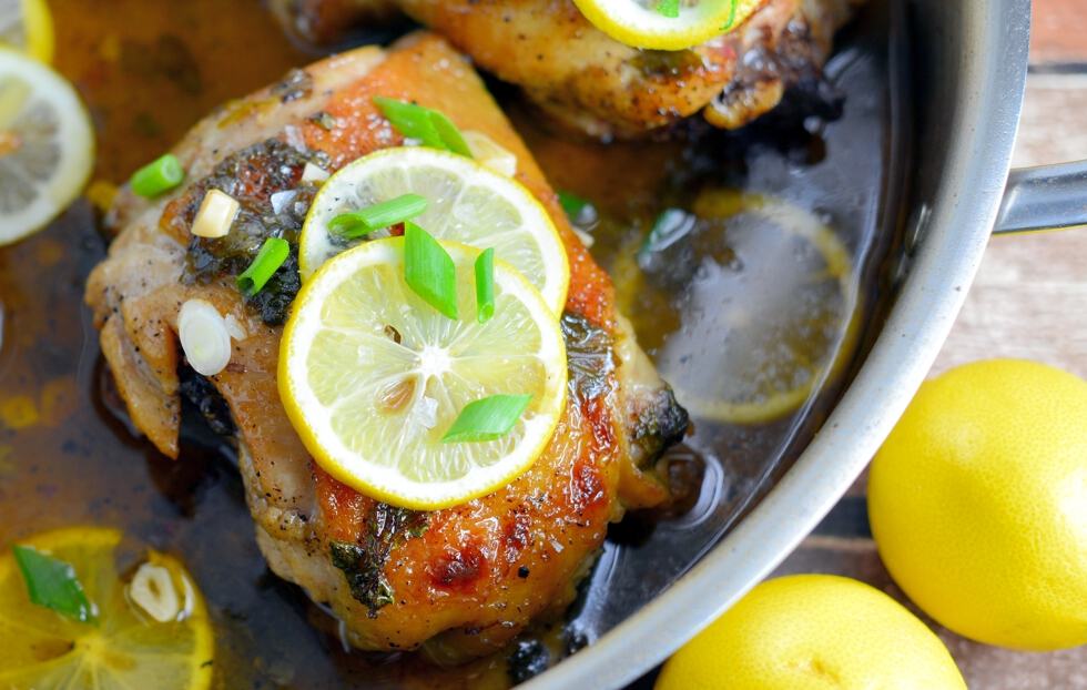 Lemon Garlic Chicken Recipe- the best lemon chicken recipe out there. Garlic and honey make this sauce bright and tasty! Serve lemon chicken over pasta, rice or toasted couscous. www.savoryexperiments.com