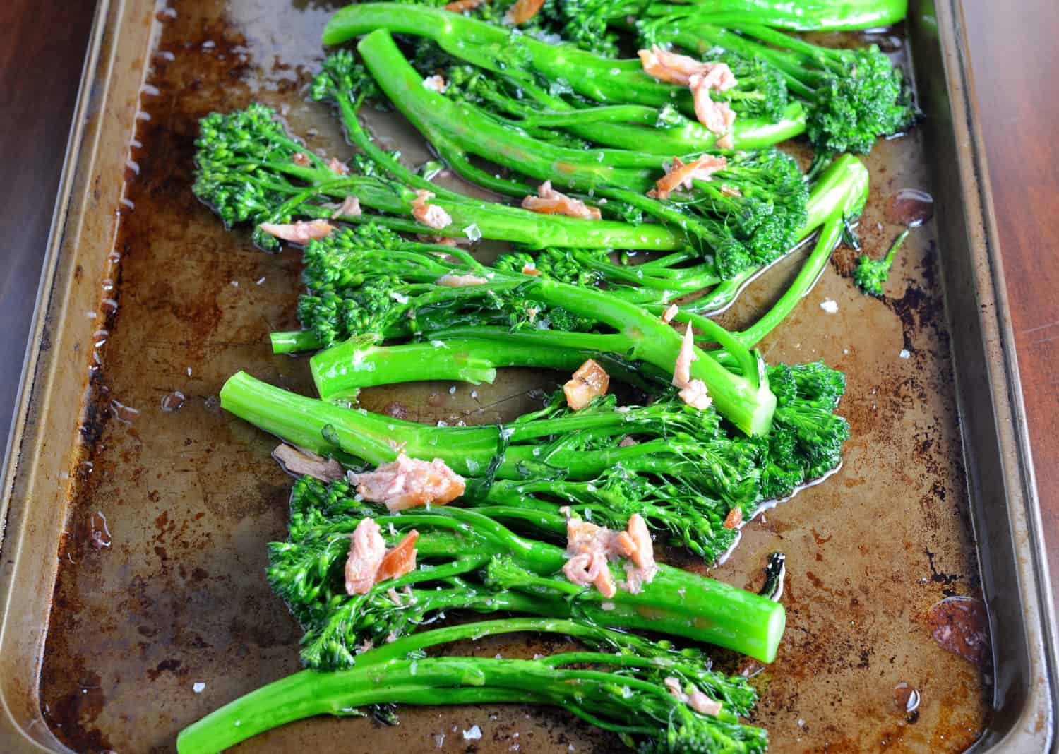 Red Wine Broccolini Recipe- Roasted broccolini recipe using garlic, tangy red wine, sea salt and pepper. Super simple side dish, but oh, so good! www.savoryexperiments.com