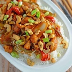 Crockpot Cashew Chicken Recipe- better than take-out, this cashew chicken recipe is one of the best crock pot meals you will ever taste! I added this to my “best slow cooker recipes” file. Tasty Asian sauce with loads of vegetables. www.savoryexperiments.com