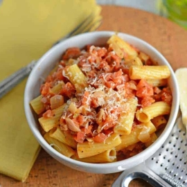 Creamy Vodka Sauce Recipe- Easy vodka sauce recipe ready in just 25 minutes! Use it to make penne alla vodka or serve it over spaghetti or any other type of pasta. It can even be used over calzones or for dipping bread sticks. www.savoryexperiments.com