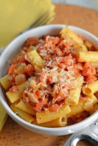 Creamy Vodka Sauce Recipe- Easy vodka sauce recipe ready in just 25 minutes! Use it to make penne alla vodka or serve it over spaghetti or any other type of pasta. It can even be used over calzones or for dipping bread sticks. www.savoryexperiments.com