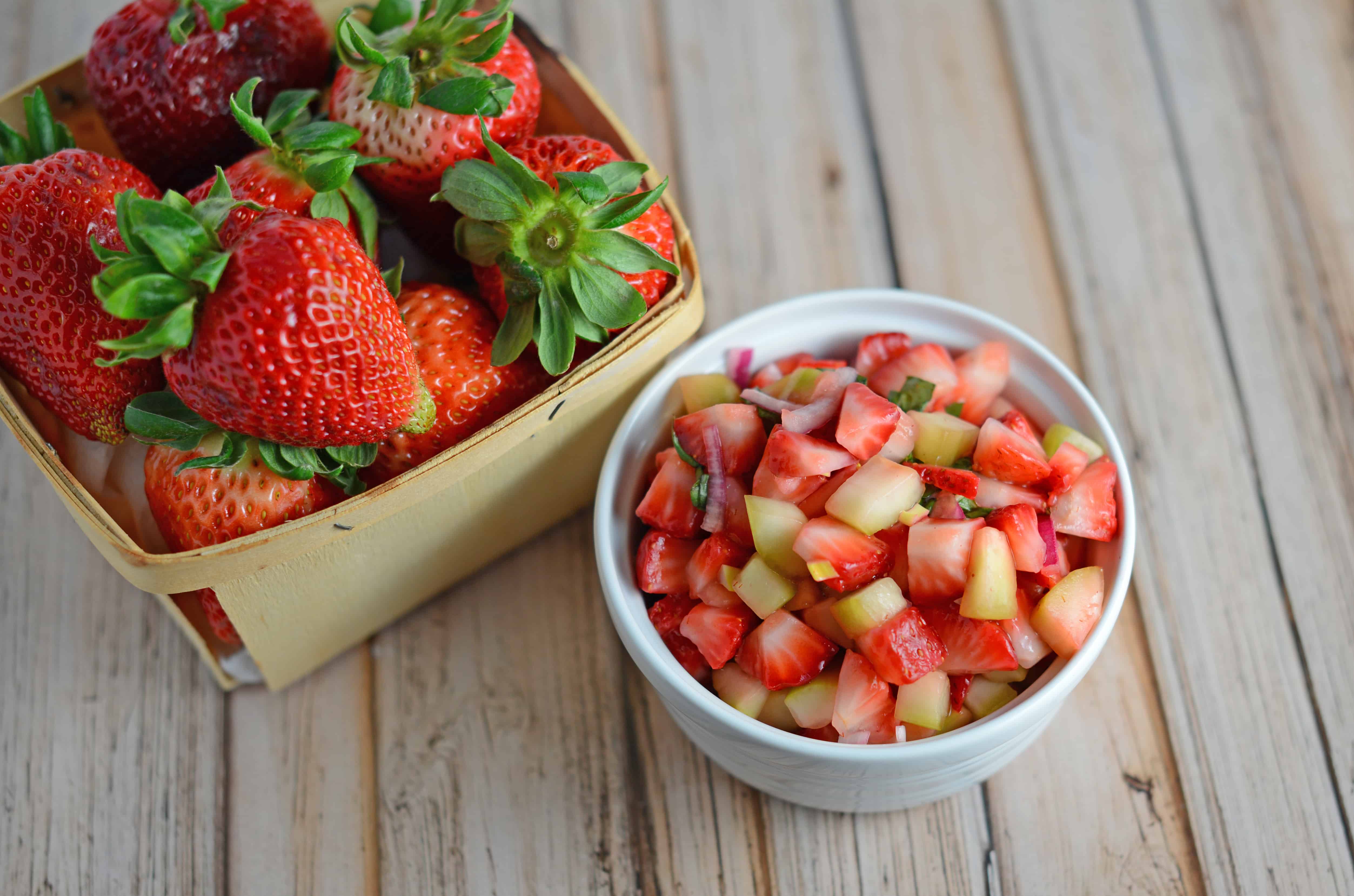 Strawberry Salsa Recipe- only 6 ingredients for this zingy and sweet strawberry salsa! Serve with cinnamon and sugar pita chips, on ice cream, on top of a salad or with grilled salmon, chicken or shrimp.