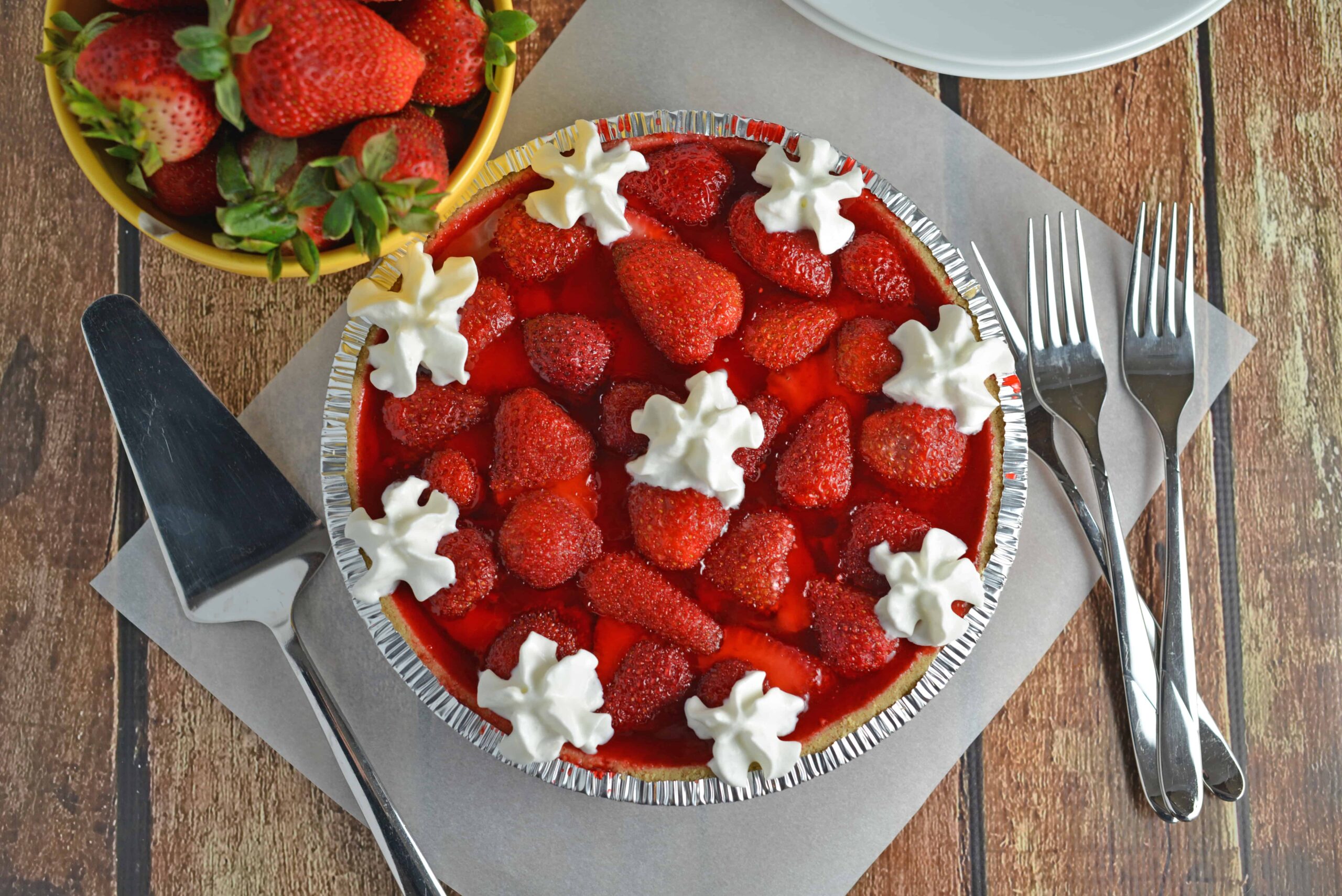 No-Bake Strawberry Cream Cheese Pie- A no-bake pie made with graham cracker crust, a layer of sweet cream cheese, loads of fresh strawberries and a homemade strawberry jelly. All ready in less than 20 minutes! www.savoryexperiments.com