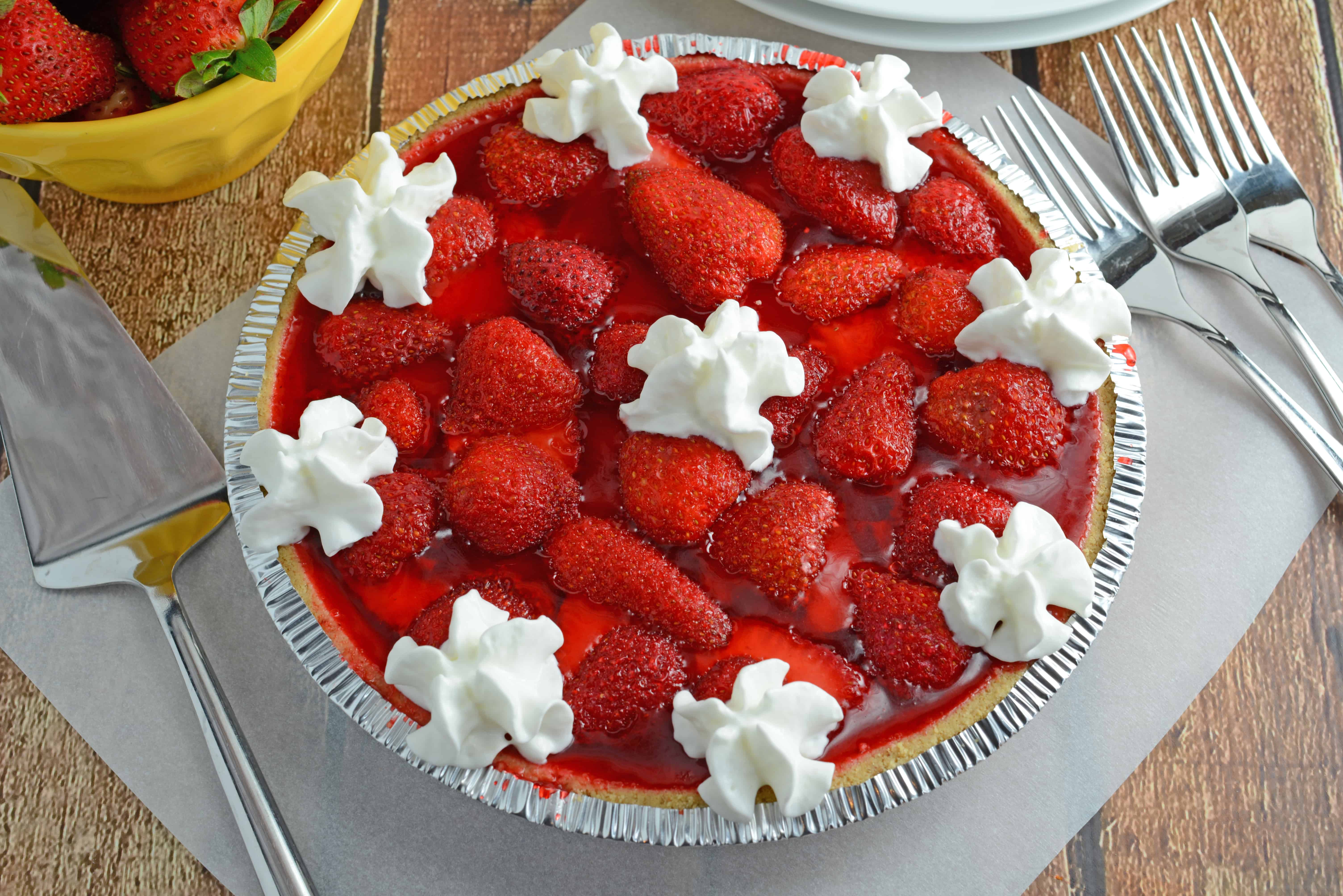 No-Bake Strawberry Cream Cheese Pie- A no-bake pie made with graham cracker crust, a layer of sweet cream cheese, loads of fresh strawberries and a homemade strawberry jelly. All ready in less than 20 minutes! www.savoryexperiments.com