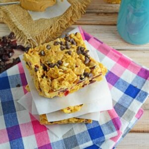 Corn Flake Breakfast Bars Recipe - a sweet and crunchy handheld breakfast bar ready in just 15 minutes made from crunchy corn flakes, dried cranberries, slivered almonds, peanut butter, mini chocolate chips and marshmallows. www.savoryexperiments.com