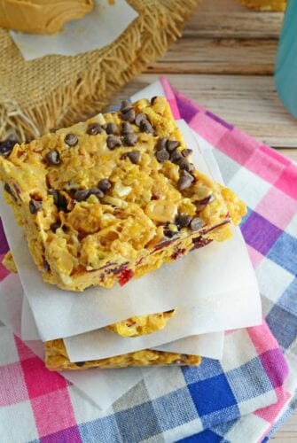 Corn Flake Breakfast Bars Recipe - a sweet and crunchy handheld breakfast bar ready in just 15 minutes made from crunchy corn flakes, dried cranberries, slivered almonds, peanut butter, mini chocolate chips and marshmallows. www.savoryexperiments.com