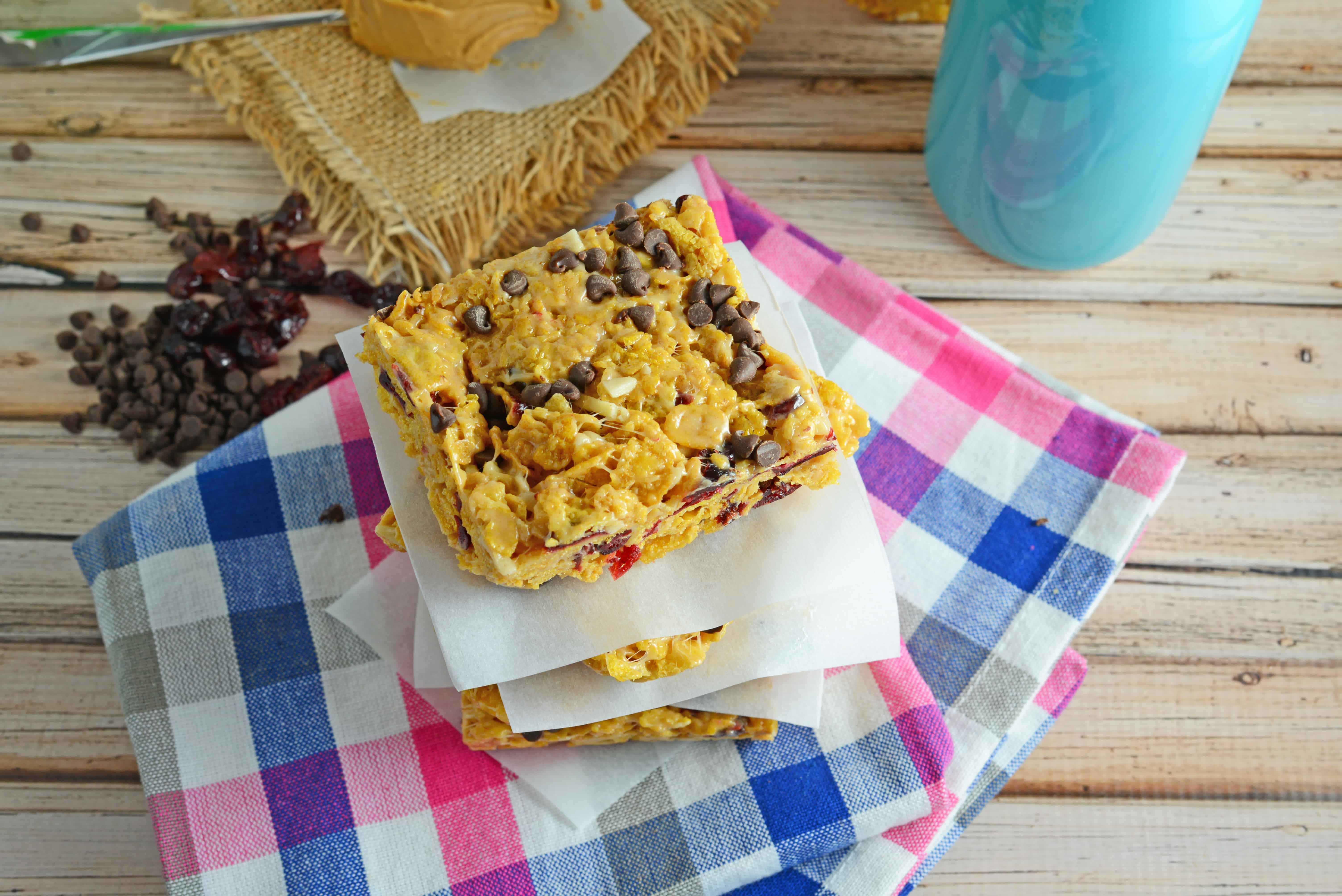 Corn Flake Breakfast Bars Recipe - a sweet and crunchy handheld breakfast bar ready in just 15 minutes made from crunchy corn flakes, dried cranberries, slivered almonds, peanut butter, mini chocolate chips and marshmallows. www.savoryexperiments.com