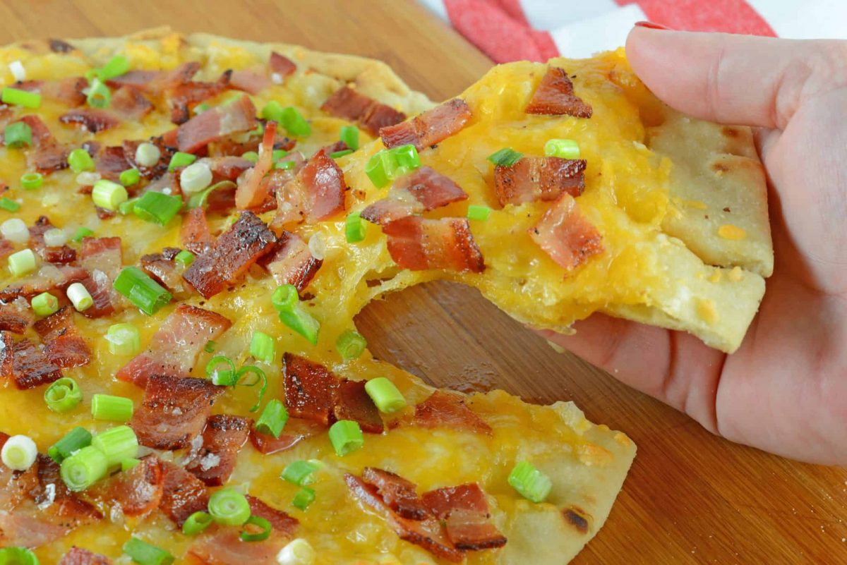 Bacon Cheddar Flatbread Pizza has just the right amount of bacon, cheese and garlic, this is a weeknight dinner that will be requested again and again! #flatbreadpizza www.savoryexperiments.com