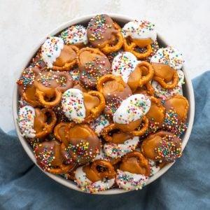 overhead skål med choklad karamell pretzels