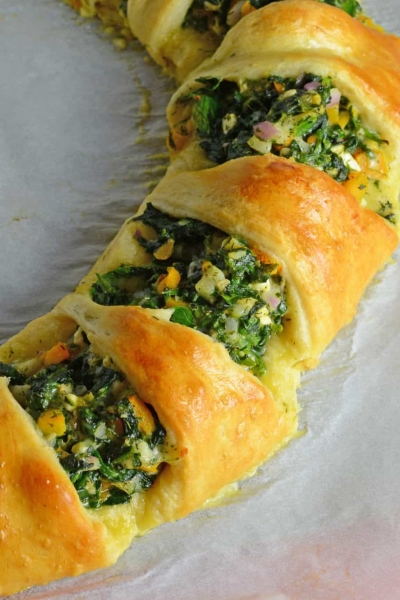 Spinach Crescent Ring is an easy brunch idea or appetizer recipe using spinach, bell pepper, onion, herbs and cheese. It is a hit at all of my parties!